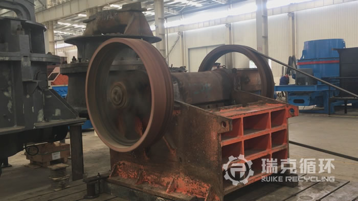 出售二手洛阳大华300 ×1300颚式破碎机
